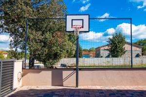 Tenis alebo squash v ubytovaní VILLA Moki mit privatem beheizbarem Pool alebo jeho okolí