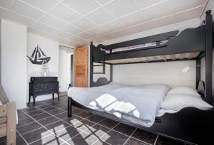 Двухъярусная кровать или двухъярусные кровати в номере Økslevegen 2