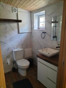a bathroom with a toilet and a sink at Casa da Vila in Sortelha