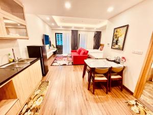 クイニョンにあるFLC SEA TOWER - 4 SEASONS Apartmentのキッチンとテーブルのあるリビングルーム