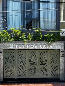 un cancello per un edificio Tsuko hoya casa di TUY HOA CASA a Liên Trì (3)