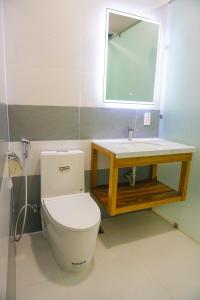 a bathroom with a toilet and a sink at TUY HOA CASA in Liên Trì (3)