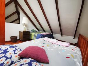 a bedroom with two beds and a attic at La Cabaña - Samaipata in Samaipata