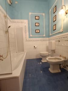 ヴェローナにあるCasa Esvaelのバスルーム(トイレ、洗面台、シャワー付)