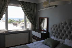 um quarto com uma cama e uma grande janela em 3 Diffrent Apartments - Family Flats - Old Town - City Center em Istambul