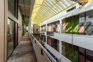 ein leerer Flur eines Gebäudes mit Pflanzen an den Wänden in der Unterkunft Hotel de Timmerfabriek I Kloeg Collection in Vlissingen