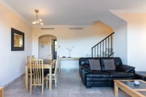 Posedenie v ubytovaní Duplex apartment Estepona