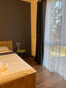 1 dormitorio con cama y ventana en Apartment in Warsaw Cyprysowa, en Varsovia