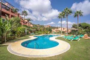 una foto di una piscina in un resort di El Soto de Marbella a Marbella