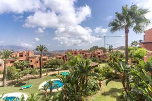 vista su un resort con palme di El Soto de Marbella a Marbella