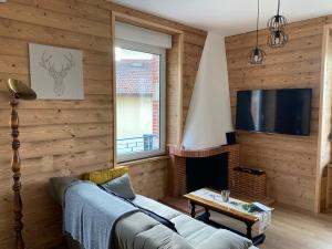 Televízia a/alebo spoločenská miestnosť v ubytovaní L'apparté de G, Gîte 3 étoiles de montagne cosy