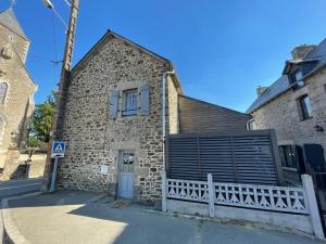 un antiguo edificio de piedra con una puerta delante de él en Résidence Tamaris Soline, en Lanvallay