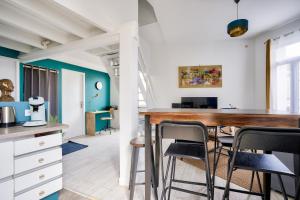 a kitchen and dining room with a table and chairs at Bordeaux : superb apartment near St-Jean station in Bordeaux