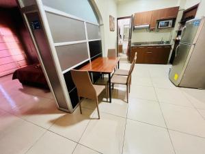 a kitchen and dining room with a table and chairs at Junior Suite a few minutes from shopping centers and airport in Guayaquil