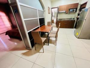 cocina y comedor con mesa y sillas en Junior Suite a few minutes from shopping centers and airport, en Guayaquil