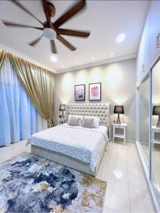 Ένα ή περισσότερα κρεβάτια σε δωμάτιο στο FARIDZ Homestay at Myra Saujana