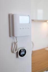 lodówka z zegarem na boku w obiekcie Aleda Tower, 14 floor, balkon w Szczecinie