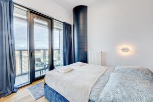 sypialnia z łóżkiem i dużym oknem w obiekcie Aleda Tower, 14 floor, balkon w Szczecinie +24 zdjęcia