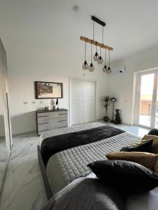 Katil atau katil-katil dalam bilik di BACARDI Lungomare - Modern apartment near the sea