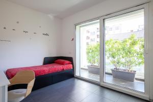 Luxury apartment with terrace - Forze Armate في ميلانو: غرفة بسرير ونافذة كبيرة