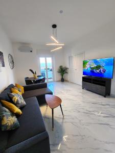 Televisyen dan/atau pusat hiburan di BACARDI Lungomare - Modern apartment near the sea +24 gambar