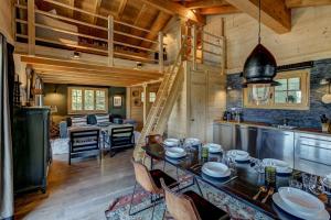a kitchen with a table and chairs in a cabin at Chalet Cabana Luna in La Tzoumaz