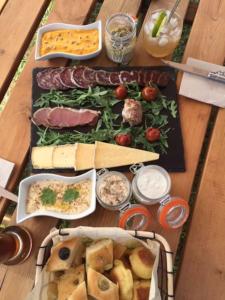 Jedlo v ubytovaní bed & breakfast alebo blízkom okolí