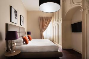 een slaapkamer met een wit bed en een groot raam bij Caracciolo 13 Rooftop & Suites in Napels