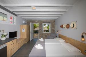 ein Schlafzimmer mit einem großen Bett in einem Zimmer in der Unterkunft Aperto Apartments in Mykonos Stadt