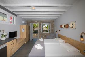 a bedroom with a large bed in a room at Aperto Apartments in Mýkonos City