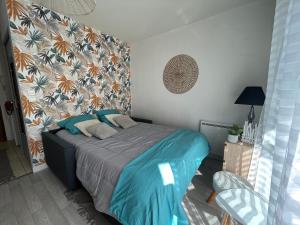Posteľ alebo postele v izbe v ubytovaní AU COEUR DU CENTRE VILLE DE LA ROCHELLE AU CALME AVEC STATIONNEMENT GRATUIT