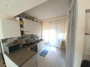 A kitchen or kitchenette at Le case di Lulù