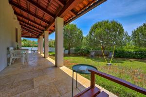 patio domu ze stołem i krzesłami w obiekcie Villa Agatha w mieście Krnica