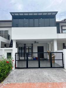 Μπαλκόνι ή βεράντα στο FARIDZ Homestay at Myra Saujana +52 φωτογραφίες
