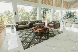 uma sala de estar com sofás e uma mesa de centro em Hakata Lejja near Natural Hot spring em Batu-Batu