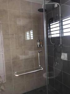 ein Bad mit einer Dusche und einer Glastür in der Unterkunft Sofiamuslim Homestay Putrajaya in Putrajaya