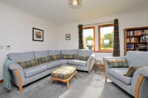 sala de estar con sofá y 2 sofás en Kennacraig Lodge en Whitehouse