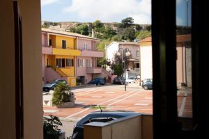 uma vista de uma janela de um parque de estacionamento em Una casa che suona em Nulvi