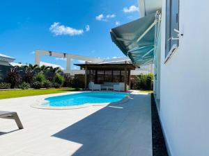 uma piscina num quintal com uma casa em Villa Nomilou Beach avec Accès direct Plage em Saint-François