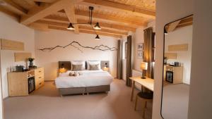 Llit o llits en una habitació de Hotel Soyka