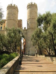 un château avec deux tours et une passerelle dans l'établissement Prione, à Gênes