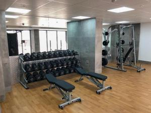 un gimnasio con filas de pesas y pesas en Brand New Top Floor Studio - The Hub Gibraltar - Self Catering en Gibraltar