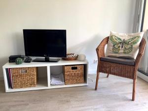 Telewizja i/lub zestaw kina domowego w obiekcie Bandol AZUR - 2 chambres, balcon, bord de mer, wifi, climatisé et parking privé