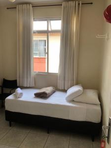 1 cama en una habitación con ventana en Quarto Privativo em Condominio, en Río de Janeiro