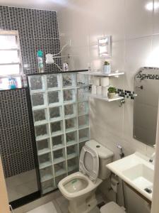 y baño con aseo y lavamanos. en Quarto Privativo em Condominio, en Río de Janeiro