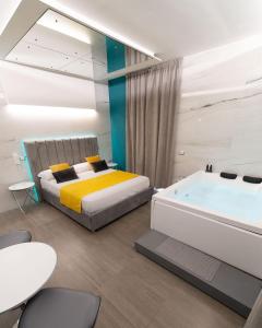 um quarto com uma cama e uma banheira em Intimity Luxury Rooms em Qualiano