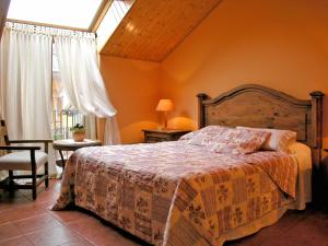 een slaapkamer met een bed en een raam bij Casas rurales Valle de El Paular in Rascafría