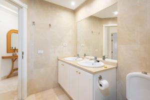 Kúpeľňa v ubytovaní EDEN RENTALS Duke Ocean Views with AC