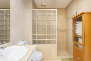 Kúpeľňa v ubytovaní EDEN RENTALS Duke Ocean Views with AC