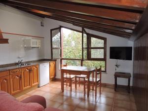 cocina con mesa y sillas en una habitación en Casa Pancho Porrúa, en Porrúa